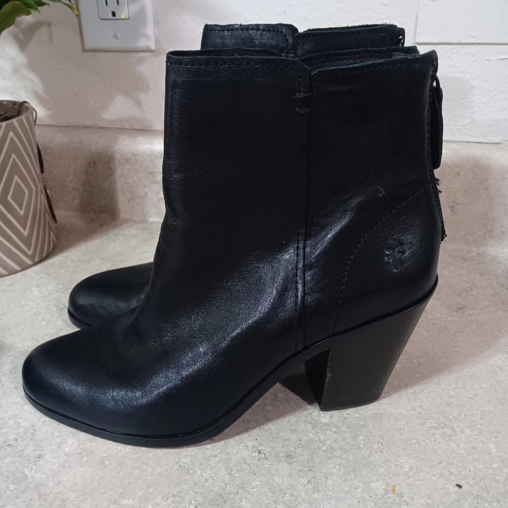 FRYE Stella Zip Short Black Leather Ankle Boots Women’s Size 9